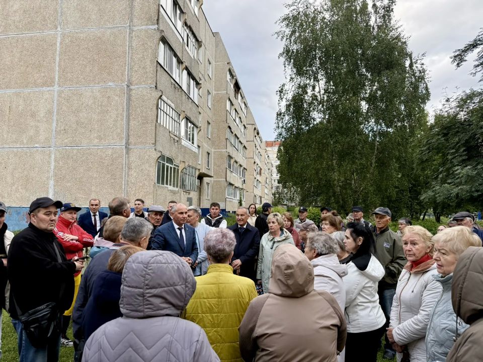 Встретился с жителями домов №№ 16, 18, 22 и 24 по улице Первомайской Встретился с жителями домов №№ 16, 18, 22 и 24 по улице Первомайской