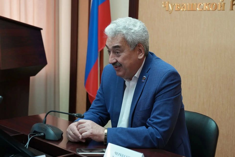 Леонид Черкесов: С радостью встретил в стенах Государственного Совета Чувашской Республики юных земляков — талантливых учеников школы №3 города Шумерля, приехавших к нам на экскурсию Леонид Черкесов: С радостью встретил в стенах Государственного Совета Чувашской Республики юных земляков — талантливых учеников школы №3 города Шумерля, приехавших к нам на экскурсию