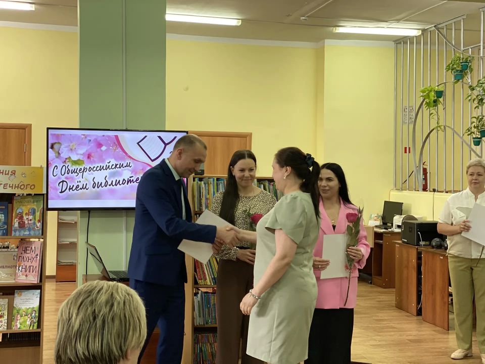 В Библиотеке им. С. Маршака поздравили хранителей знаний В Библиотеке им. С. Маршака поздравили хранителей знаний