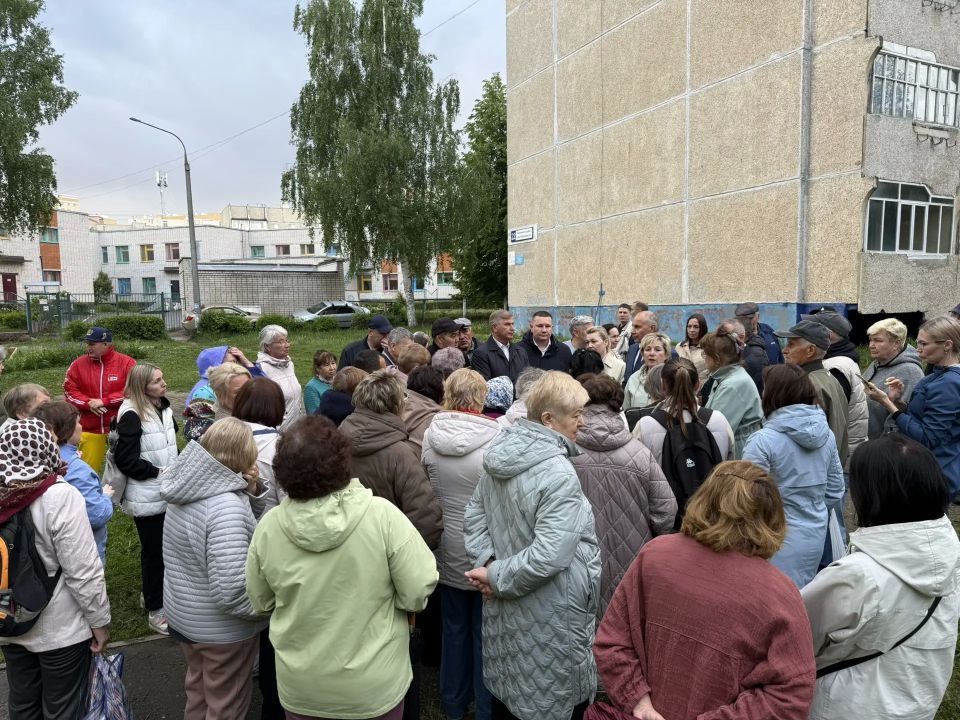 Встретился с жителями домов №№ 16, 18, 22 и 24 по улице Первомайской Встретился с жителями домов №№ 16, 18, 22 и 24 по улице Первомайской