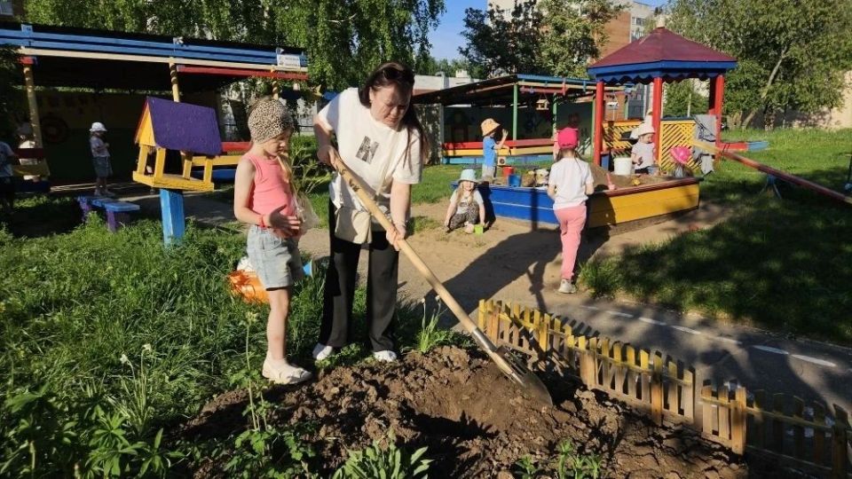 Более 300 дошколят Новочебоксарска приняли участие в экологической акции «Посади цветок» Более 300 дошколят Новочебоксарска приняли участие в экологической акции «Посади цветок»