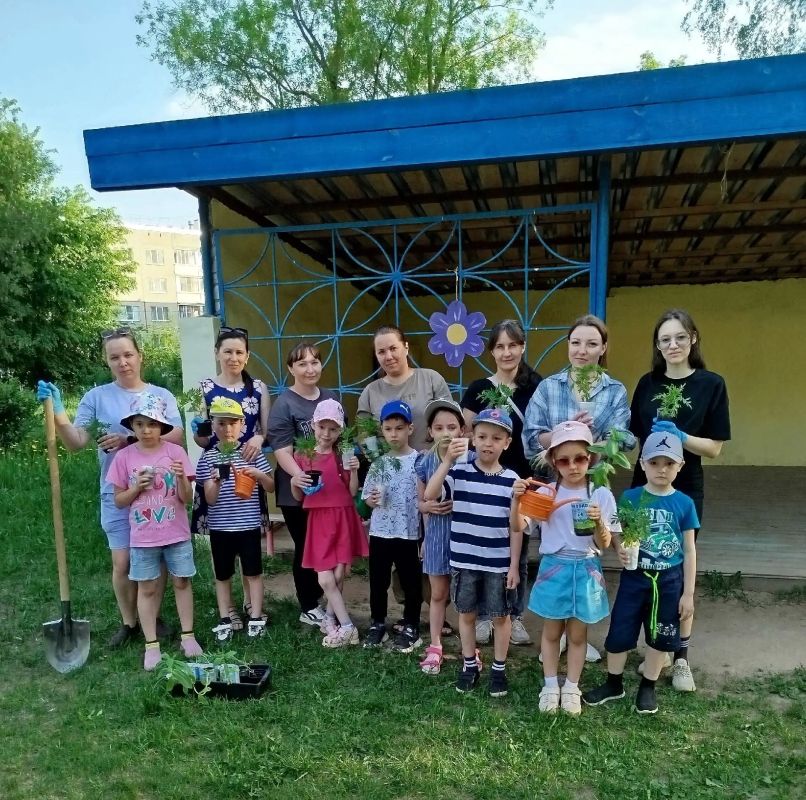 Более 300 дошколят Новочебоксарска приняли участие в экологической акции «Посади цветок» Более 300 дошколят Новочебоксарска приняли участие в экологической акции «Посади цветок»
