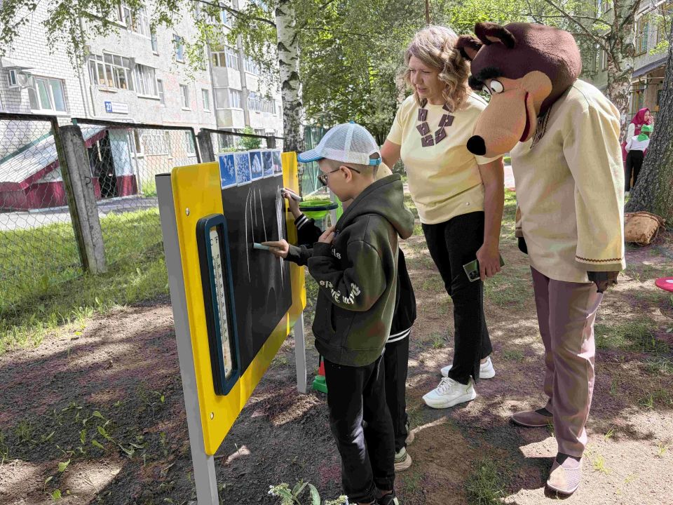 Чебоксарская ГЭС подарила «умную» площадку ребятам с нарушением зрения в День защиты детей Чебоксарская ГЭС подарила «умную» площадку ребятам с нарушением зрения в День защиты детей