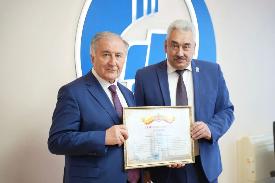 Леонид Черкесов: Вместе с депутатом Госдумы Аллой Салаевой и председателем Собрания депутатов Шумерлинского округа Сергеем Яргуниным в Шумерле поздравили коллектив Комбината автомобильных фургонов со знаменательной датой –... Леонид Черкесов: Вместе с депутатом Госдумы Аллой Салаевой и председателем Собрания депутатов Шумерлинского округа Сергеем Яргуниным в Шумерле поздравили коллектив Комбината автомобильных фургонов со знаменательной датой –...