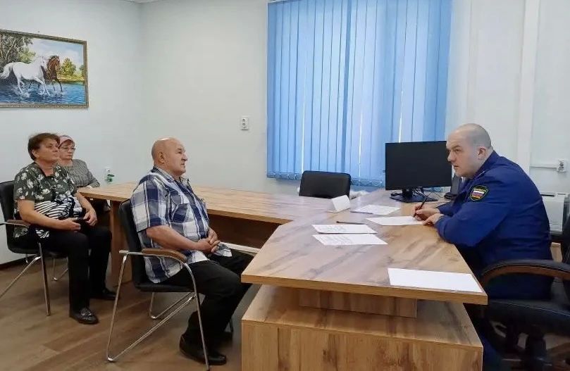 Заместитель прокурора Чувашии Александр Грязников провел выездной личный прием жителей Порецкого муниципального округа Заместитель прокурора Чувашии Александр Грязников провел выездной личный прием жителей Порецкого муниципального округа