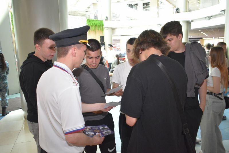 В Чувашии жителей и гостей столицы республики пригласили провести «Один день с полицией России» В Чувашии жителей и гостей столицы республики пригласили провести «Один день с полицией России»