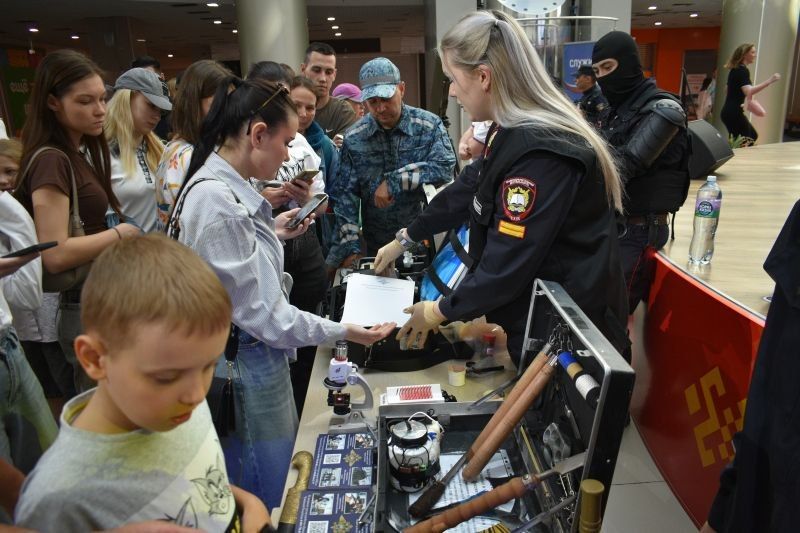 В Чувашии жителей и гостей столицы республики пригласили провести «Один день с полицией России» В Чувашии жителей и гостей столицы республики пригласили провести «Один день с полицией России»