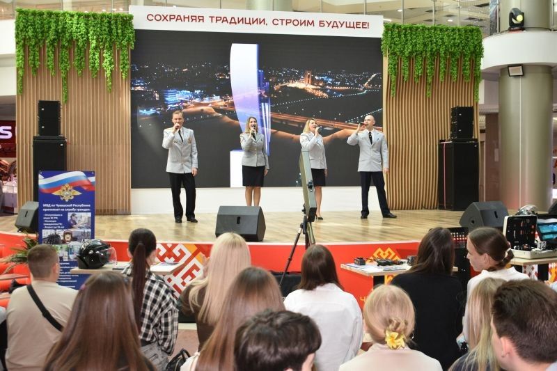 В Чувашии жителей и гостей столицы республики пригласили провести «Один день с полицией России» В Чувашии жителей и гостей столицы республики пригласили провести «Один день с полицией России»