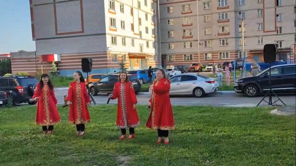 Десятки семей собрал очередной праздник двора в Новочебоксарске по улице Строителей, 12. Мероприятие состоялось в рамках проекта главы республики Олега Николаева «Яркое лето Чувашии» Десятки семей собрал очередной праздник двора в Новочебоксарске по улице Строителей, 12. Мероприятие состоялось в рамках проекта главы республики Олега Николаева «Яркое лето Чувашии»