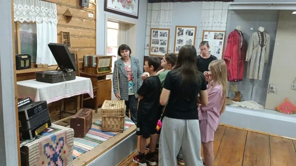 Воспитанники пришкольного лагеря школы №3 побывали в Музее «Бичурин и современность» в посёлке Кугеси — и всё это в рамках увлекательного республиканского проекта Агроэкспедиция «Один день на селе»! Воспитанники пришкольного лагеря школы №3 побывали в Музее «Бичурин и современность» в посёлке Кугеси — и всё это в рамках увлекательного республиканского проекта Агроэкспедиция «Один день на селе»!