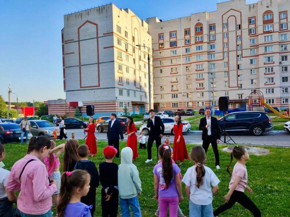 Десятки семей собрал очередной праздник двора в Новочебоксарске по улице Строителей, 12. Мероприятие состоялось в рамках проекта главы республики Олега Николаева «Яркое лето Чувашии» Десятки семей собрал очередной праздник двора в Новочебоксарске по улице Строителей, 12. Мероприятие состоялось в рамках проекта главы республики Олега Николаева «Яркое лето Чувашии»