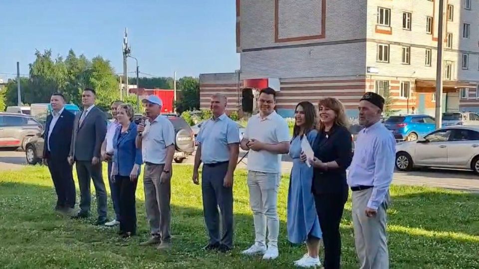 Десятки семей собрал очередной праздник двора в Новочебоксарске по улице Строителей, 12. Мероприятие состоялось в рамках проекта главы республики Олега Николаева «Яркое лето Чувашии»