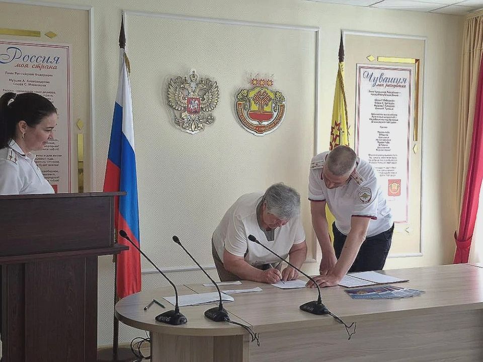 В Чувашии в преддверии Дня России торжественно приняли присягу новые граждане страны В Чувашии в преддверии Дня России торжественно приняли присягу новые граждане страны