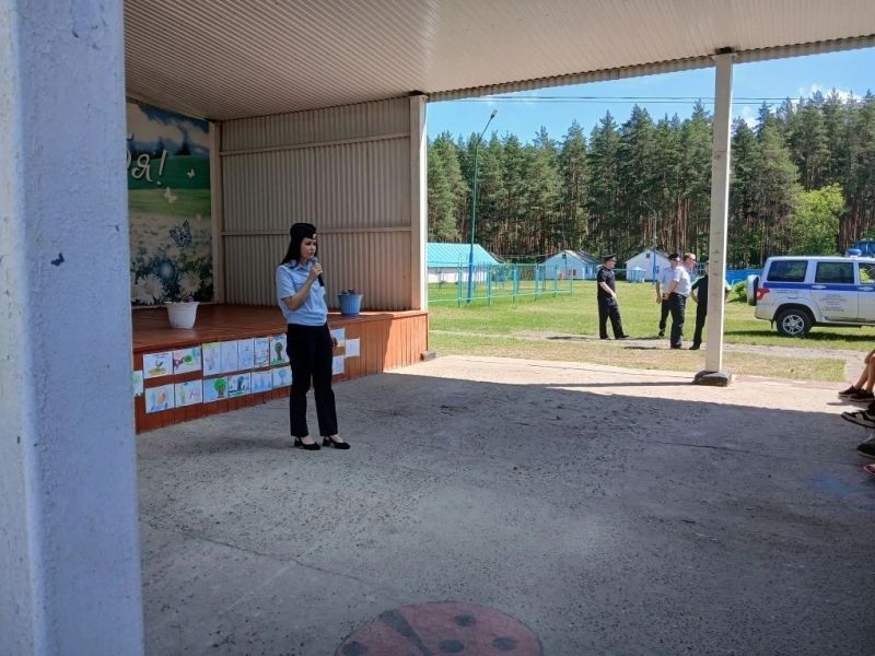 В Чувашии полицейские и общественники провели акцию «Каникулы с общественным советом» в детском лагере в Алатырском округе В Чувашии полицейские и общественники провели акцию «Каникулы с общественным советом» в детском лагере в Алатырском округе