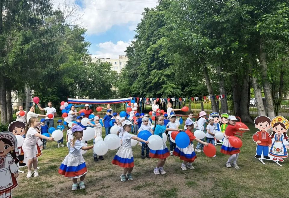 Юные патриоты: в детских садах и пришкольных лагерях Чебоксар присоединились к празднованию Дня России Юные патриоты: в детских садах и пришкольных лагерях Чебоксар присоединились к празднованию Дня России