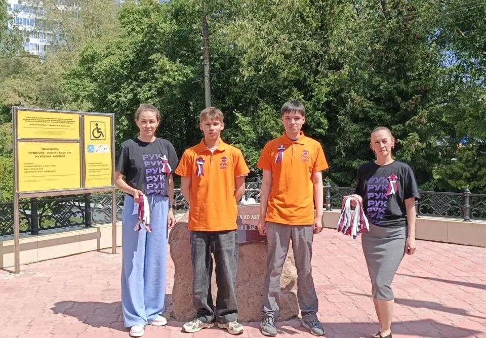 В Чебоксарах акция "Триколор" в преддверии Дня России объединила жителей всех возрастов