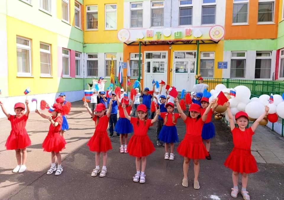 Юные патриоты: в детских садах и пришкольных лагерях Чебоксар присоединились к празднованию Дня России Юные патриоты: в детских садах и пришкольных лагерях Чебоксар присоединились к празднованию Дня России