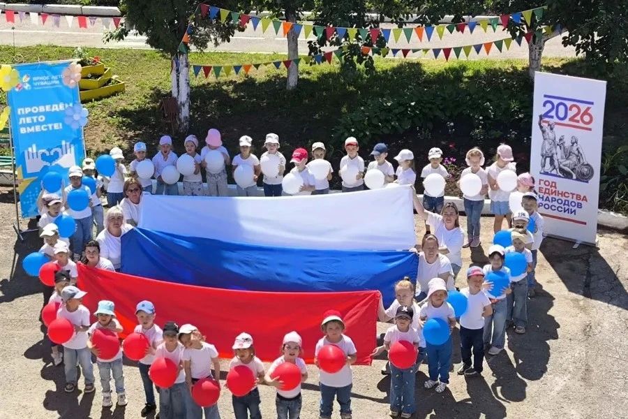 Юные патриоты: в детских садах и пришкольных лагерях Чебоксар присоединились к празднованию Дня России Юные патриоты: в детских садах и пришкольных лагерях Чебоксар присоединились к празднованию Дня России