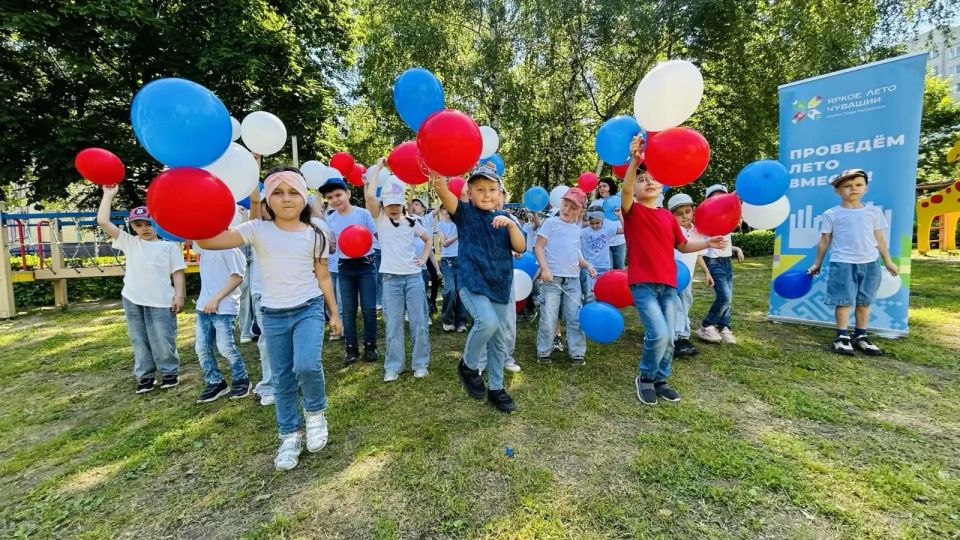Юные патриоты: в детских садах и пришкольных лагерях Чебоксар присоединились к празднованию Дня России Юные патриоты: в детских садах и пришкольных лагерях Чебоксар присоединились к празднованию Дня России