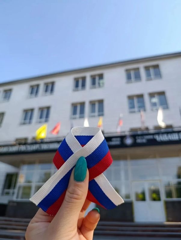 В Чебоксарах акция "Триколор" в преддверии Дня России объединила жителей всех возрастов В Чебоксарах акция "Триколор" в преддверии Дня России объединила жителей всех возрастов