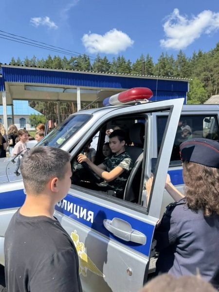 В Чувашии полицейские и общественники провели акцию «Каникулы с общественным советом» в детском лагере в Алатырском округе В Чувашии полицейские и общественники провели акцию «Каникулы с общественным советом» в детском лагере в Алатырском округе
