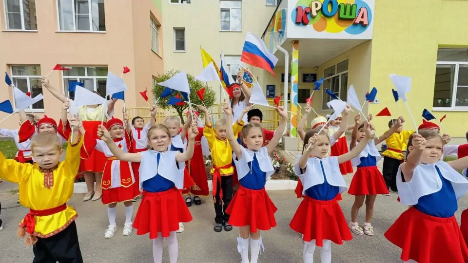 Юные патриоты: в детских садах и пришкольных лагерях Чебоксар присоединились к празднованию Дня России Юные патриоты: в детских садах и пришкольных лагерях Чебоксар присоединились к празднованию Дня России