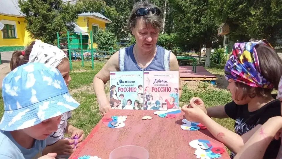 В Чебоксарах акция "Триколор" в преддверии Дня России объединила жителей всех возрастов В Чебоксарах акция "Триколор" в преддверии Дня России объединила жителей всех возрастов