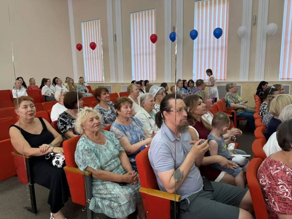Торжественно в честь Дня России в зале администрации Новочебоксарска 15 юных горожан получили первые в своей жизни паспорта – символ взросления и гражданской ответственности Торжественно в честь Дня России в зале администрации Новочебоксарска 15 юных горожан получили первые в своей жизни паспорта – символ взросления и гражданской ответственности