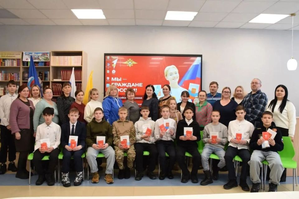 В преддверии Дня России в городских и муниципальных округах Чувашской Республики прошли торжественные мероприятия, объединившие более 70 юных граждан Чувашии, получивших паспорт впервые