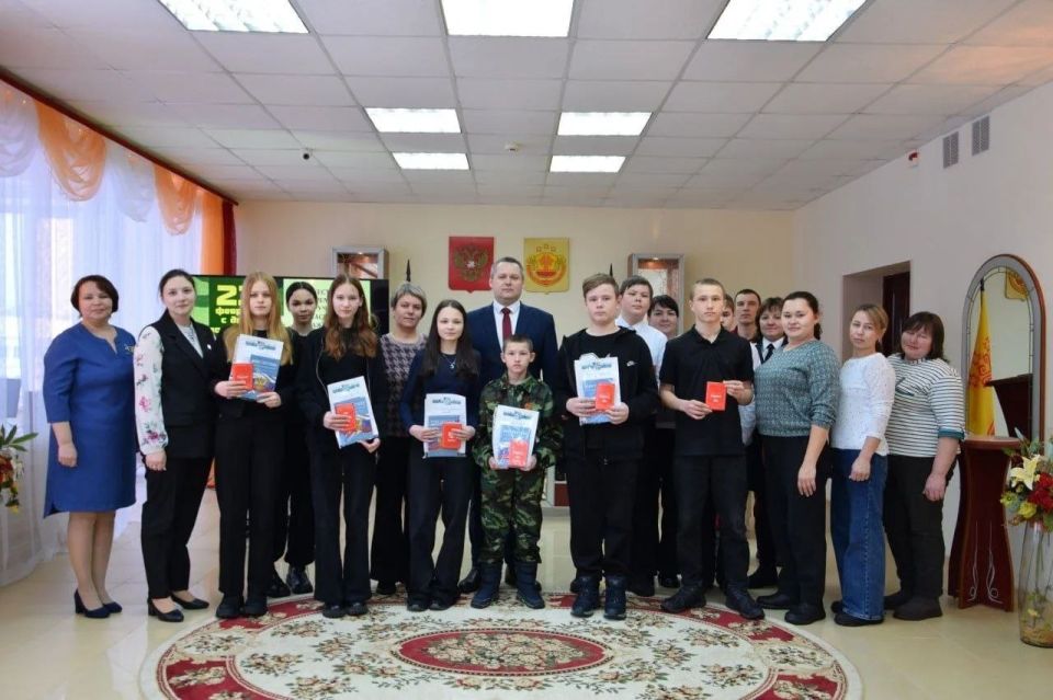 В преддверии Дня России в городских и муниципальных округах Чувашской Республики прошли торжественные мероприятия, объединившие более 70 юных граждан Чувашии, получивших паспорт впервые В преддверии Дня России в городских и муниципальных округах Чувашской Республики прошли торжественные мероприятия, объединившие более 70 юных граждан Чувашии, получивших паспорт впервые