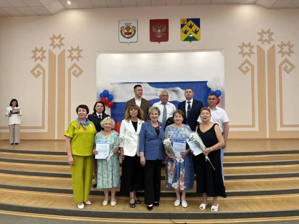 Торжественно в честь Дня России в зале администрации Новочебоксарска 15 юных горожан получили первые в своей жизни паспорта – символ взросления и гражданской ответственности Торжественно в честь Дня России в зале администрации Новочебоксарска 15 юных горожан получили первые в своей жизни паспорта – символ взросления и гражданской ответственности