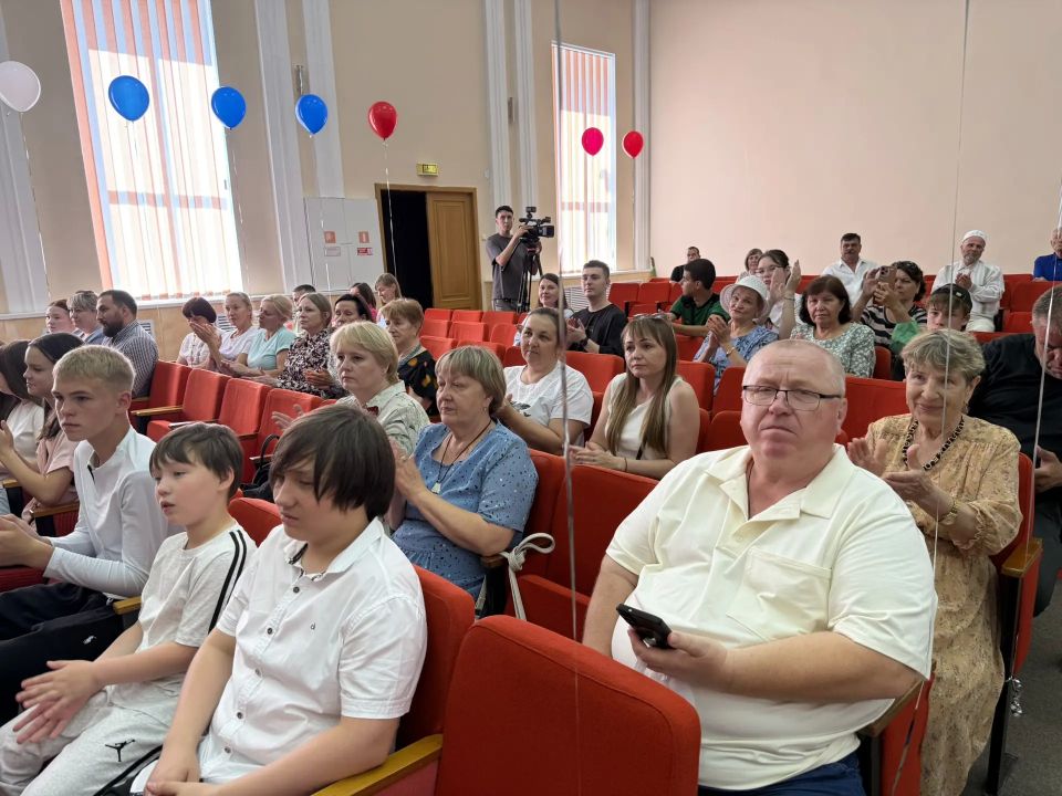 Торжественно в честь Дня России в зале администрации Новочебоксарска 15 юных новочебоксарцев получили первые в своей жизни паспорта – символ взросления и гражданской ответственности Торжественно в честь Дня России в зале администрации Новочебоксарска 15 юных новочебоксарцев получили первые в своей жизни паспорта – символ взросления и гражданской ответственности