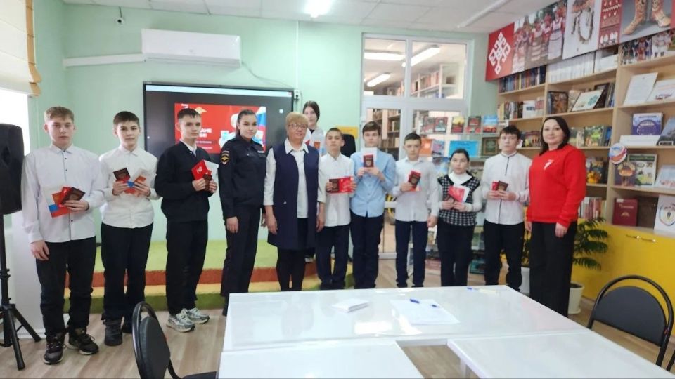 В преддверии Дня России в городских и муниципальных округах Чувашской Республики прошли торжественные мероприятия, объединившие более 70 юных граждан Чувашии, получивших паспорт впервые В преддверии Дня России в городских и муниципальных округах Чувашской Республики прошли торжественные мероприятия, объединившие более 70 юных граждан Чувашии, получивших паспорт впервые