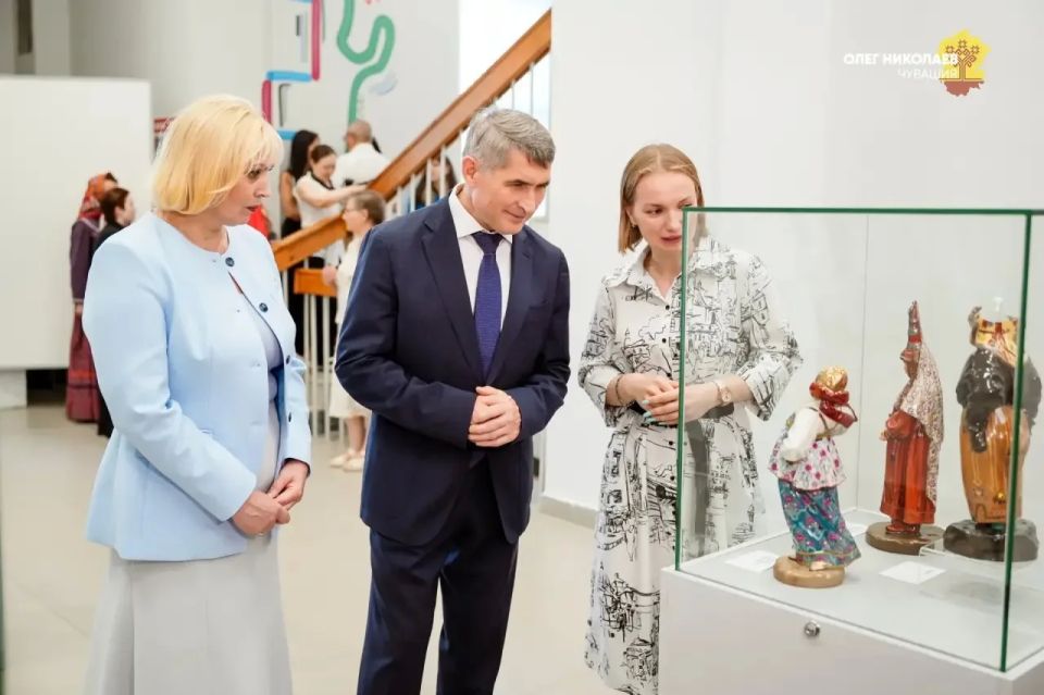 Олег Николаев: В День России открыли уникальную выставку «Народности России», в основе которой – восстановленная коллекция Императорского фарфорового завода Олег Николаев: В День России открыли уникальную выставку «Народности России», в основе которой – восстановленная коллекция Императорского фарфорового завода