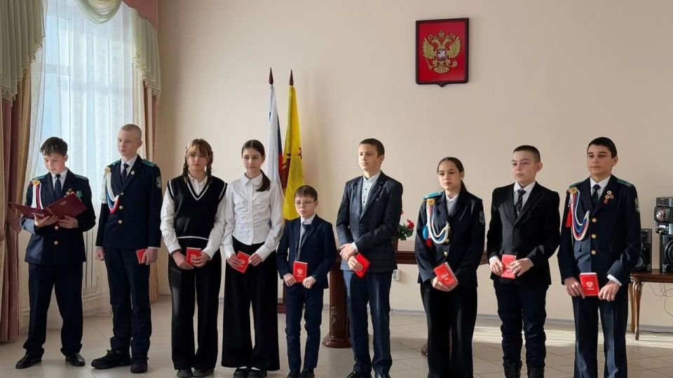 В преддверии Дня России в городских и муниципальных округах Чувашской Республики прошли торжественные мероприятия, объединившие более 70 юных граждан Чувашии, получивших паспорт впервые В преддверии Дня России в городских и муниципальных округах Чувашской Республики прошли торжественные мероприятия, объединившие более 70 юных граждан Чувашии, получивших паспорт впервые