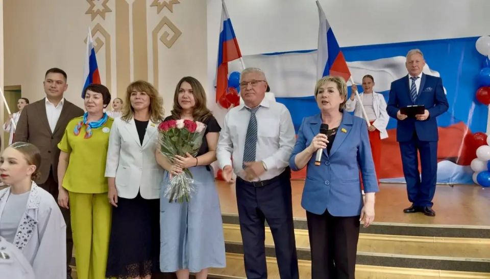 Торжественно в честь Дня России в зале администрации Новочебоксарска 15 юных горожан получили первые в своей жизни паспорта – символ взросления и гражданской ответственности Торжественно в честь Дня России в зале администрации Новочебоксарска 15 юных горожан получили первые в своей жизни паспорта – символ взросления и гражданской ответственности