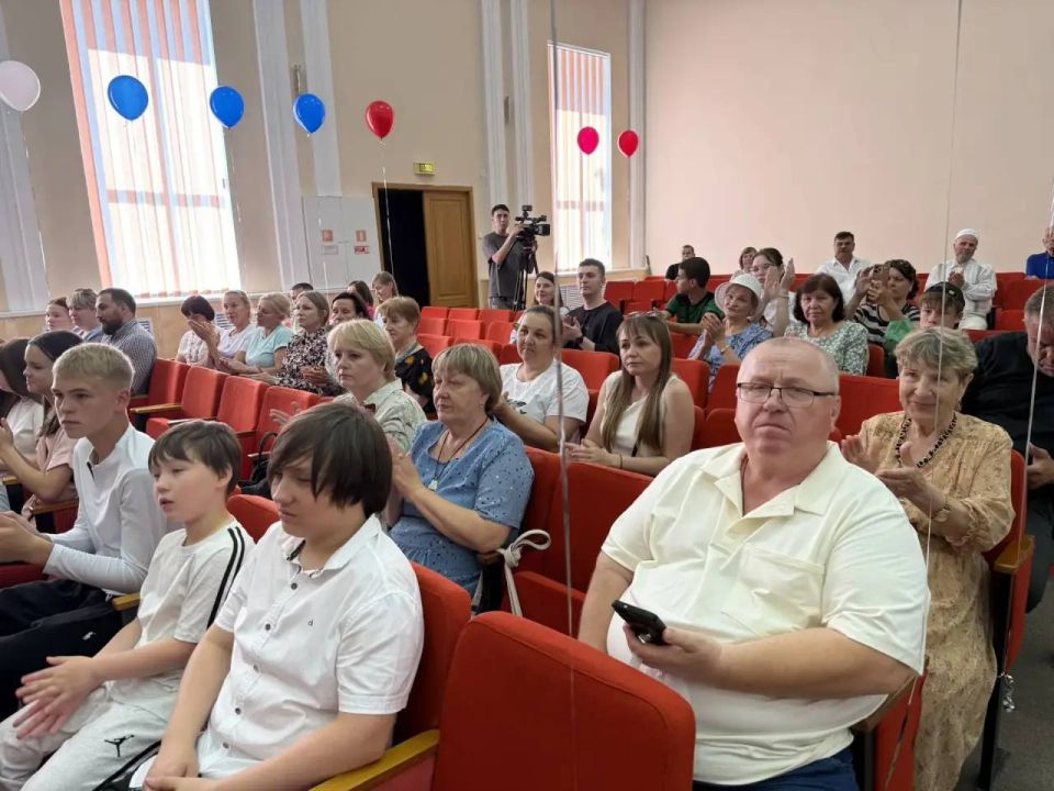 Торжественно в честь Дня России в зале администрации Новочебоксарска 15 юных горожан получили первые в своей жизни паспорта – символ взросления и гражданской ответственности Торжественно в честь Дня России в зале администрации Новочебоксарска 15 юных горожан получили первые в своей жизни паспорта – символ взросления и гражданской ответственности