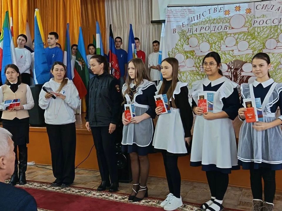 В преддверии Дня России в городских и муниципальных округах Чувашской Республики прошли торжественные мероприятия, объединившие более 70 юных граждан Чувашии, получивших паспорт впервые В преддверии Дня России в городских и муниципальных округах Чувашской Республики прошли торжественные мероприятия, объединившие более 70 юных граждан Чувашии, получивших паспорт впервые