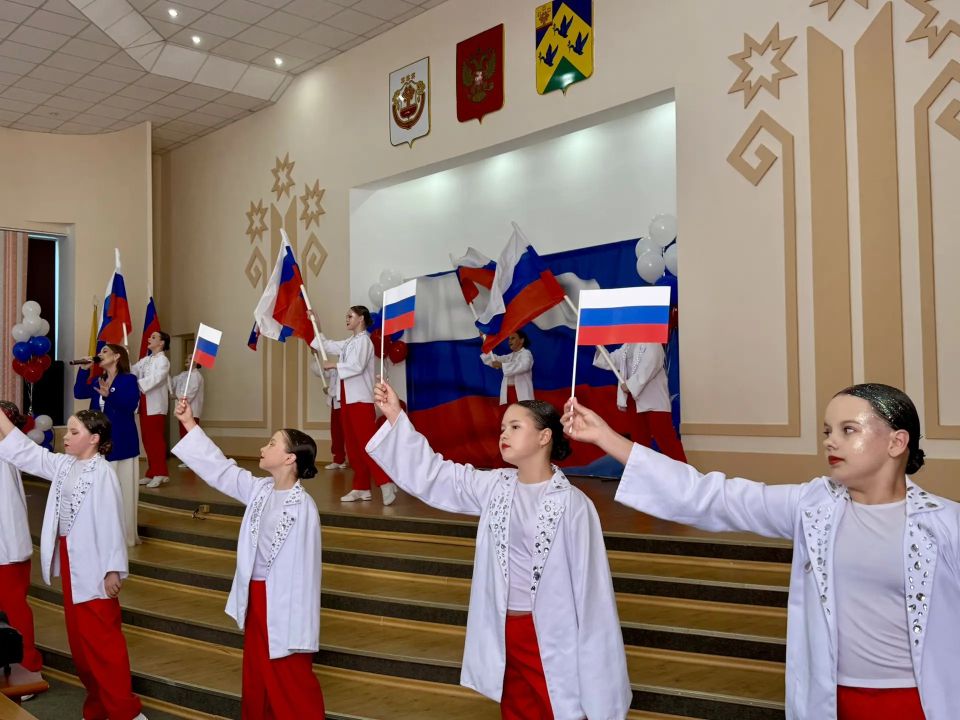 Торжественно в честь Дня России в зале администрации Новочебоксарска 15 юных новочебоксарцев получили первые в своей жизни паспорта – символ взросления и гражданской ответственности Торжественно в честь Дня России в зале администрации Новочебоксарска 15 юных новочебоксарцев получили первые в своей жизни паспорта – символ взросления и гражданской ответственности
