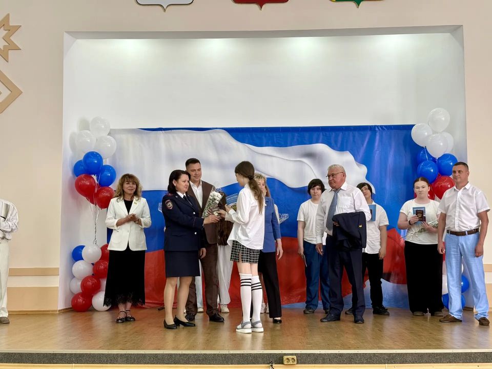 Торжественно в честь Дня России в зале администрации Новочебоксарска 15 юных новочебоксарцев получили первые в своей жизни паспорта – символ взросления и гражданской ответственности Торжественно в честь Дня России в зале администрации Новочебоксарска 15 юных новочебоксарцев получили первые в своей жизни паспорта – символ взросления и гражданской ответственности