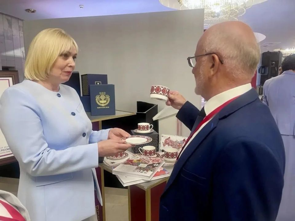 Императорский фарфор с чувашским узором презентовали на ЧЭФ-2026 Императорский фарфор с чувашским узором презентовали на ЧЭФ-2026