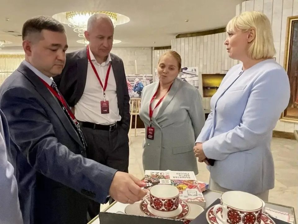 Императорский фарфор с чувашским узором презентовали на ЧЭФ-2026 Императорский фарфор с чувашским узором презентовали на ЧЭФ-2026