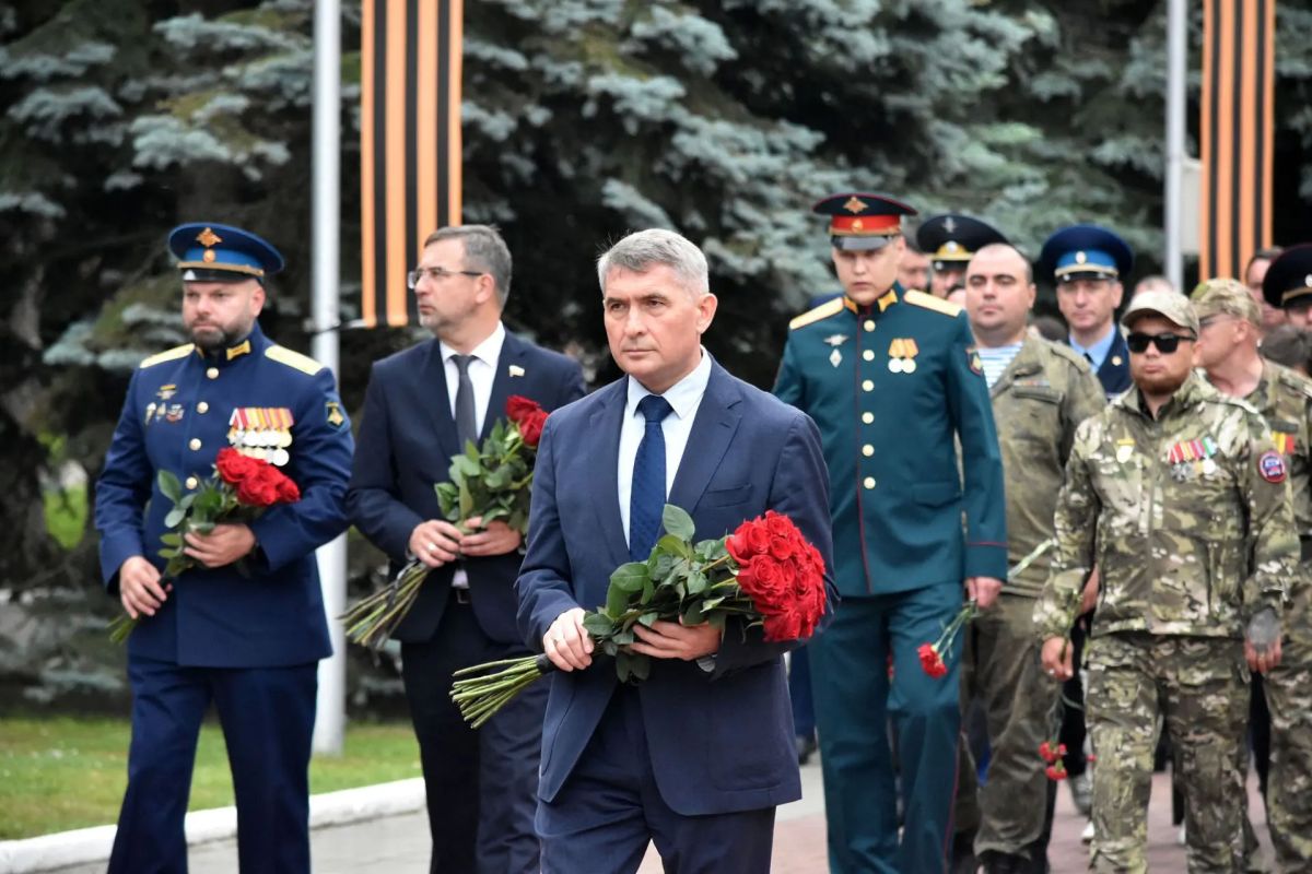 Премьер-министр Чувашии Сергей Артамонов вместе с командой Правительства Республики в День памяти и скорби возложил цветы в Парке Победы и у монумента «Строителям безмолвных рубежей» Премьер-министр Чувашии Сергей Артамонов вместе с командой Правительства Республики в День памяти и скорби возложил цветы в Парке Победы и у монумента «Строителям безмолвных рубежей»