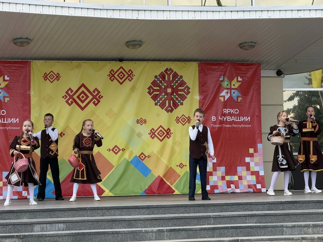С Днём Республики, дорогие друзья! Праздник с национальным колоритом проходит на площади Победы! Любимые вокальные и танцевальные коллективы Чувашии поздравляют жителей с Днём Республики: ансамбль танца «Узоры», вокальная... С Днём Республики, дорогие друзья! Праздник с национальным колоритом проходит на площади Победы! Любимые вокальные и танцевальные коллективы Чувашии поздравляют жителей с Днём Республики: ансамбль танца «Узоры», вокальная...