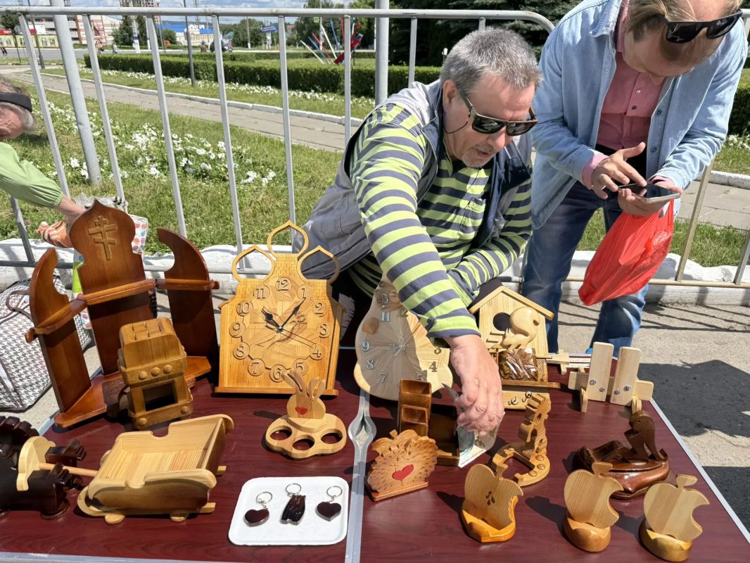 С Днём Республики, дорогие друзья! Праздник с национальным колоритом проходит на площади Победы! Любимые вокальные и танцевальные коллективы Чувашии поздравляют жителей с Днём Республики: ансамбль танца «Узоры», вокальная... С Днём Республики, дорогие друзья! Праздник с национальным колоритом проходит на площади Победы! Любимые вокальные и танцевальные коллективы Чувашии поздравляют жителей с Днём Республики: ансамбль танца «Узоры», вокальная...
