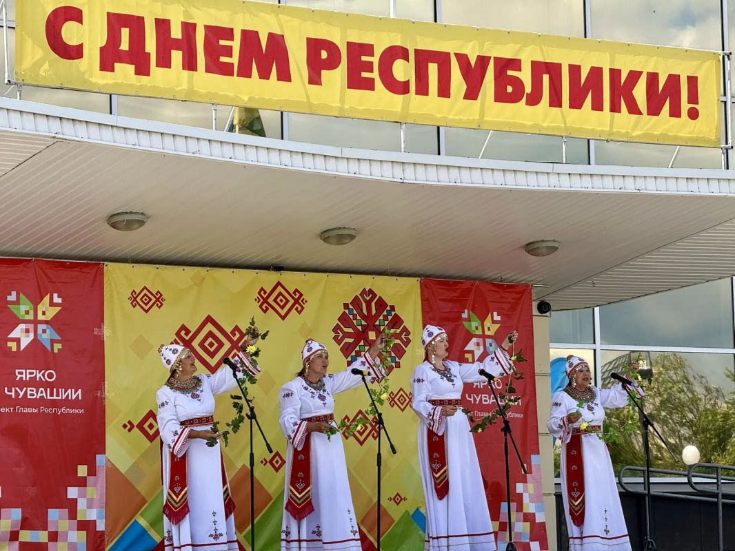 С Днём Республики, дорогие друзья! Праздник с национальным колоритом проходит на площади Победы! Любимые вокальные и танцевальные коллективы Чувашии поздравляют жителей с Днём Республики: ансамбль танца «Узоры», вокальная... С Днём Республики, дорогие друзья! Праздник с национальным колоритом проходит на площади Победы! Любимые вокальные и танцевальные коллективы Чувашии поздравляют жителей с Днём Республики: ансамбль танца «Узоры», вокальная...