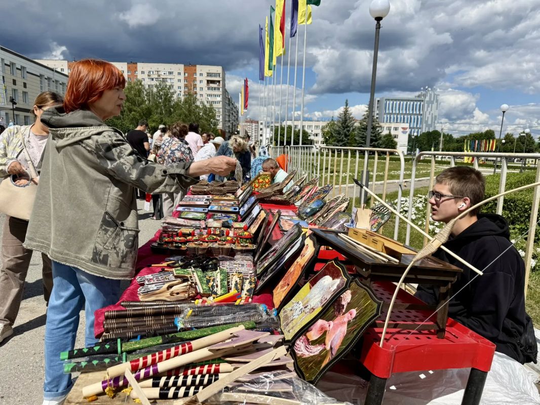 С Днём Республики, дорогие друзья! Праздник с национальным колоритом проходит на площади Победы! Любимые вокальные и танцевальные коллективы Чувашии поздравляют жителей с Днём Республики: ансамбль танца «Узоры», вокальная... С Днём Республики, дорогие друзья! Праздник с национальным колоритом проходит на площади Победы! Любимые вокальные и танцевальные коллективы Чувашии поздравляют жителей с Днём Республики: ансамбль танца «Узоры», вокальная...