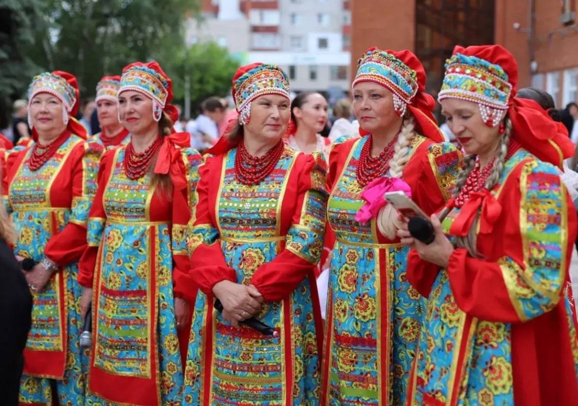 В Чебоксарах в преддверии Дня Республики прошли праздничные мероприятия в рамках проекта "Яркое лето Чувашии" В Чебоксарах в преддверии Дня Республики прошли праздничные мероприятия в рамках проекта "Яркое лето Чувашии"