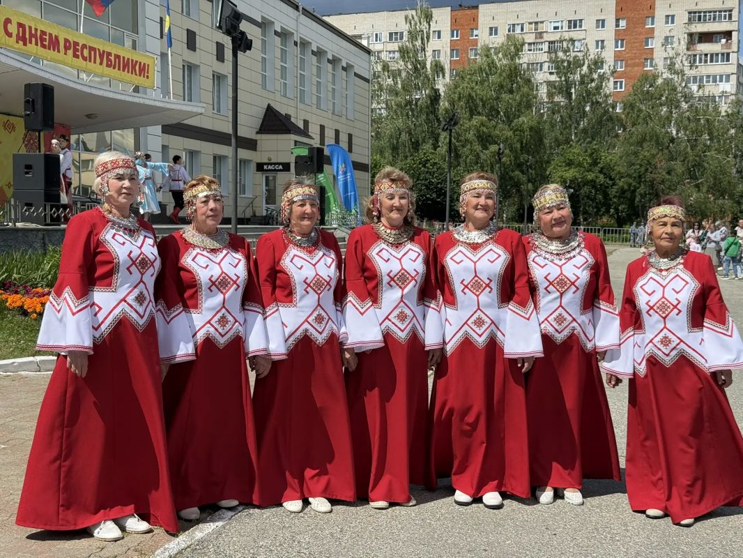 С Днём Республики, дорогие друзья! Праздник с национальным колоритом проходит на площади Победы! Любимые вокальные и танцевальные коллективы Чувашии поздравляют жителей с Днём Республики: ансамбль танца «Узоры», вокальная... С Днём Республики, дорогие друзья! Праздник с национальным колоритом проходит на площади Победы! Любимые вокальные и танцевальные коллективы Чувашии поздравляют жителей с Днём Республики: ансамбль танца «Узоры», вокальная...