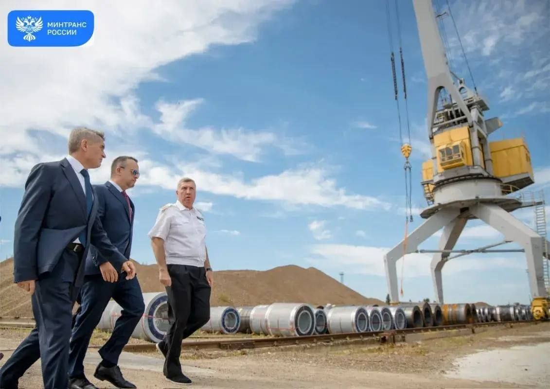 Новочебоксарский грузовой причал посетили министр транспорта России Андрей Никитин и Глава Чувашии Олег Николаев Новочебоксарский грузовой причал посетили министр транспорта России Андрей Никитин и Глава Чувашии Олег Николаев